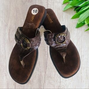 White Mountain Bentley Brown Flip Flops, Size 10